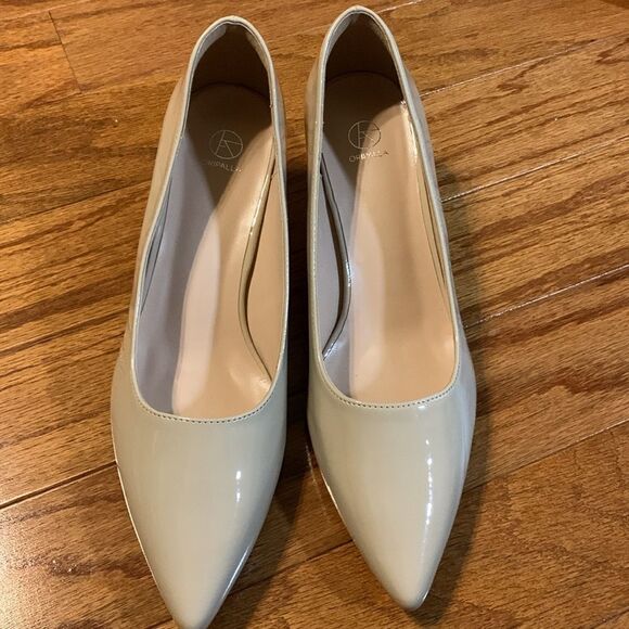 Oripalla Size 7.5 low mini heels cream patent leather - Picture 6 of 7